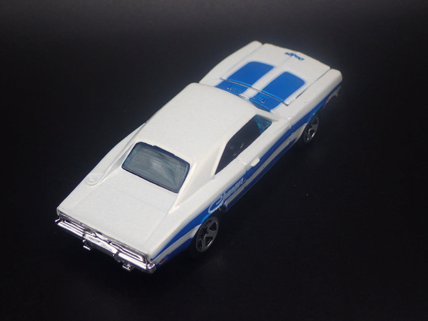 1969 69 DODGE CHARGER WHITE 1:64 SCALE COLLECTIBLE DIORAMA DIECAST MODEL CAR