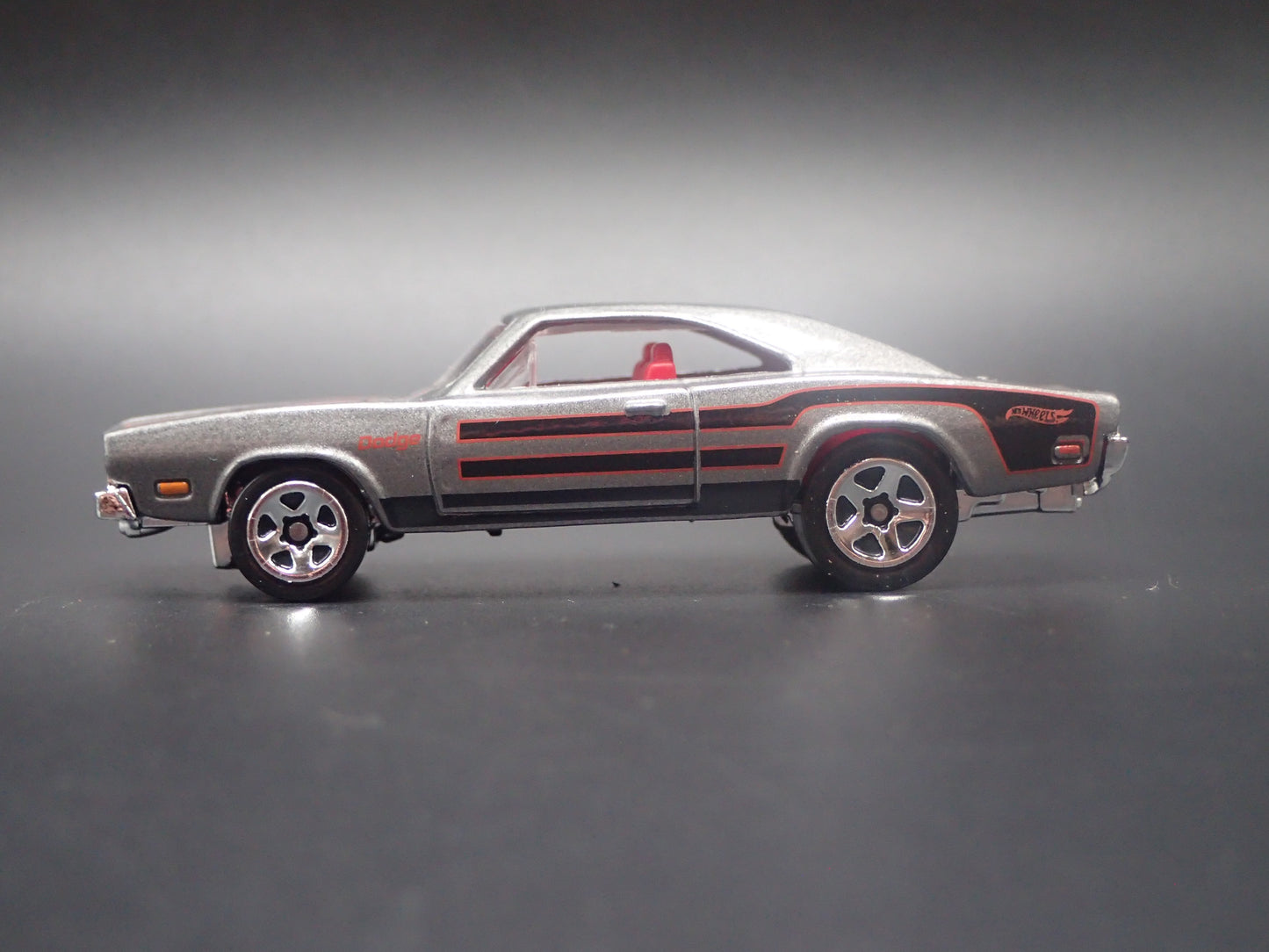 1969 69 DODGE CHARGER SILVER 1:64 SCALE COLLECTIBLE DIORAMA DIECAST MODEL CAR