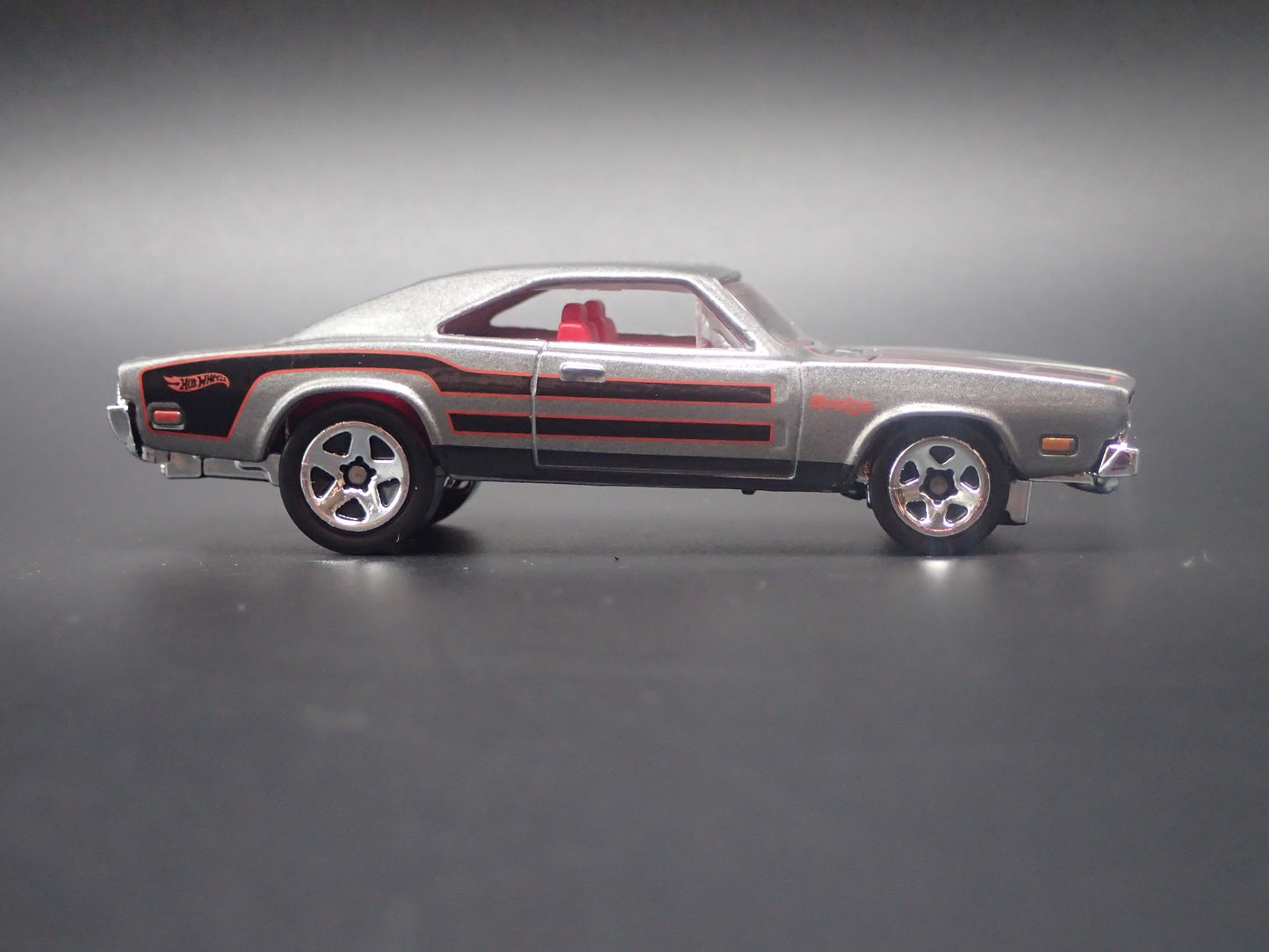 1969 69 DODGE CHARGER SILVER 1:64 SCALE COLLECTIBLE DIORAMA DIECAST MODEL CAR