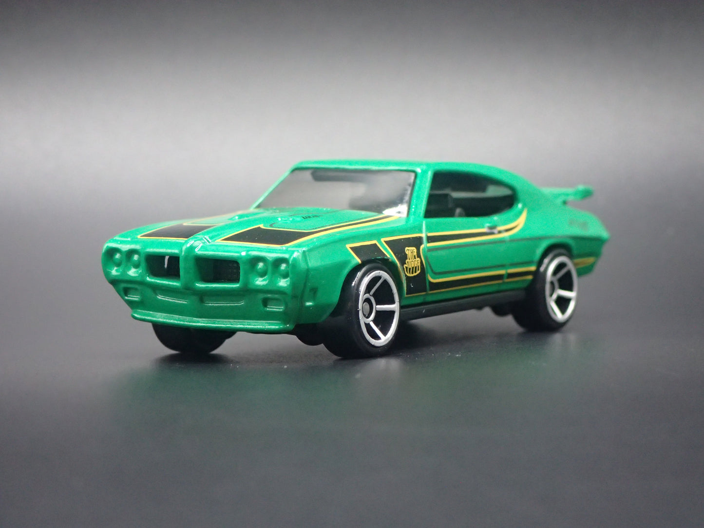 1970 70 PONTIAC GTO JUDGE GREEN 1/64 SCALE COLLECTIBLE DIORAMA DIECAST MODEL CAR