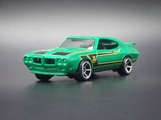 1970 70 PONTIAC GTO JUDGE GREEN 1/64 SCALE COLLECTIBLE DIORAMA DIECAST MODEL CAR