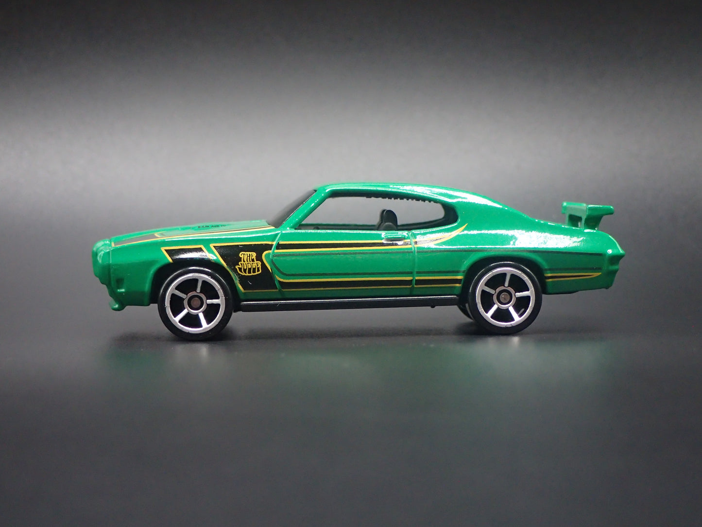 1970 70 PONTIAC GTO JUDGE GREEN 1/64 SCALE COLLECTIBLE DIORAMA DIECAST MODEL CAR