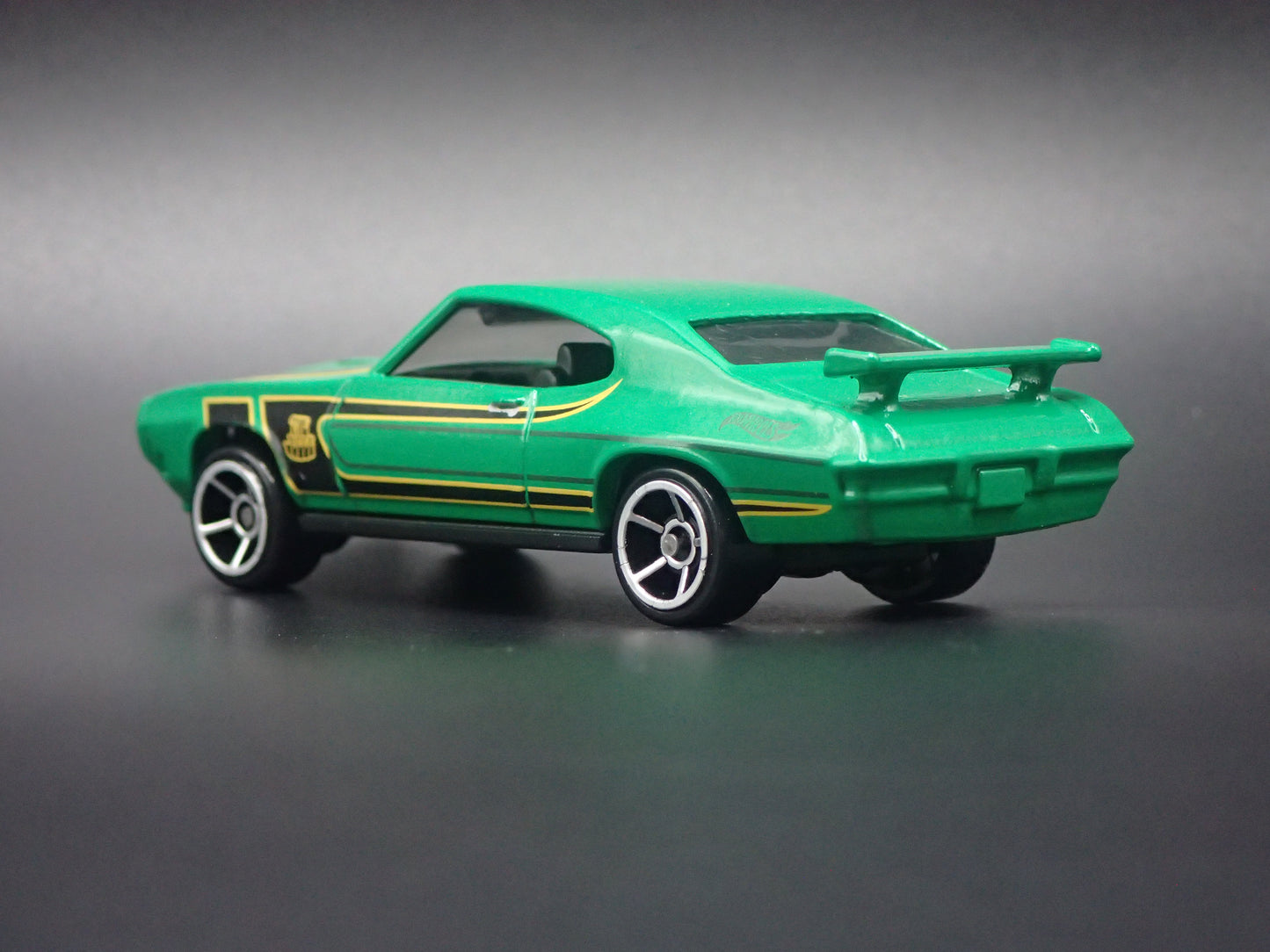 1970 70 PONTIAC GTO JUDGE GREEN 1/64 SCALE COLLECTIBLE DIORAMA DIECAST MODEL CAR