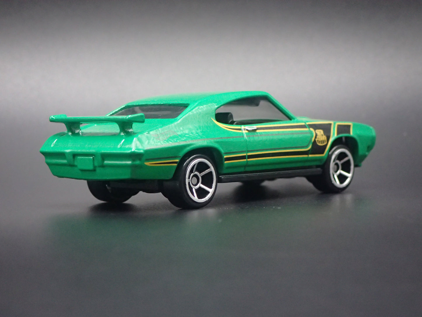 1970 70 PONTIAC GTO JUDGE GREEN 1/64 SCALE COLLECTIBLE DIORAMA DIECAST MODEL CAR