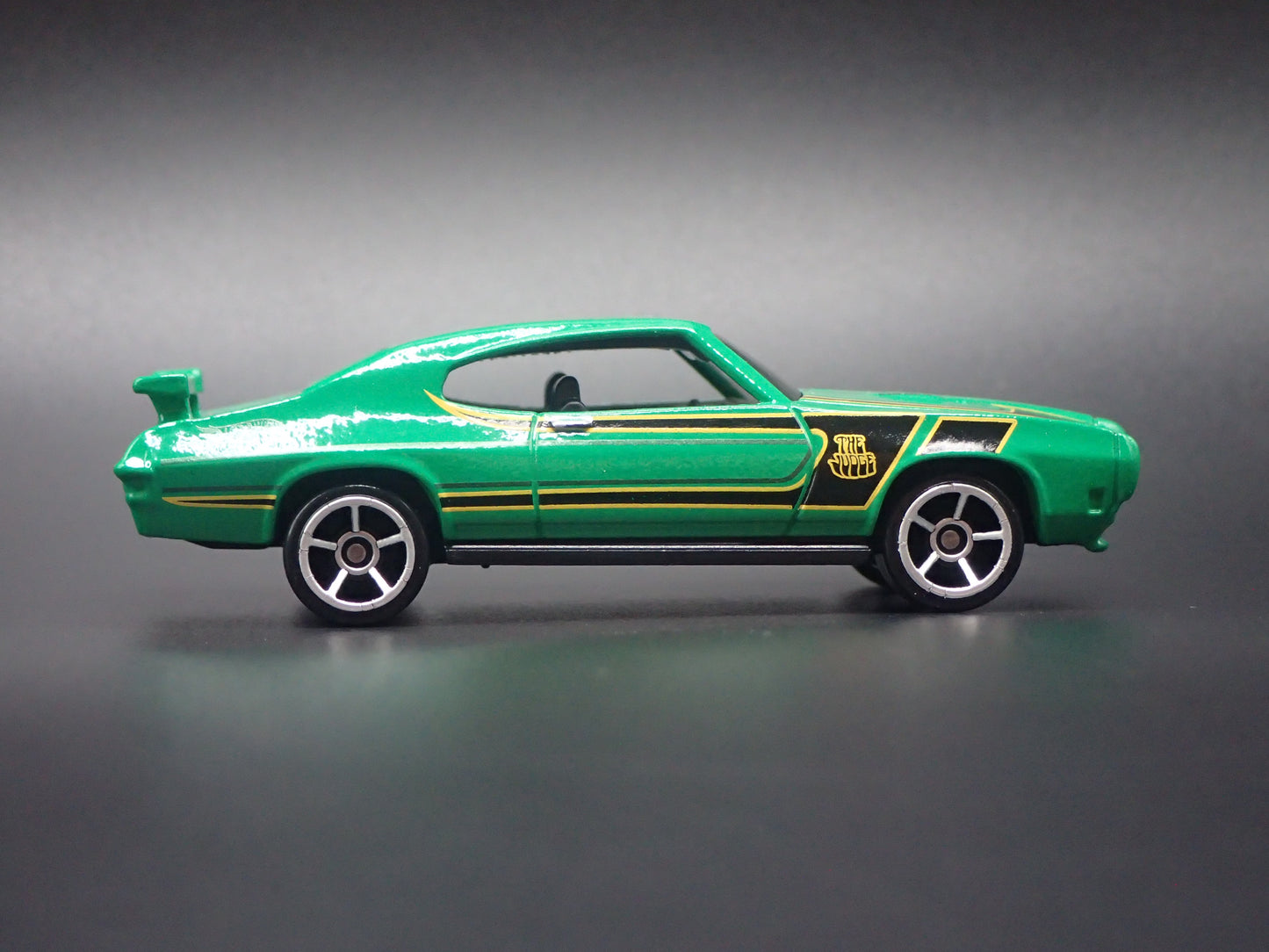 1970 70 PONTIAC GTO JUDGE GREEN 1/64 SCALE COLLECTIBLE DIORAMA DIECAST MODEL CAR