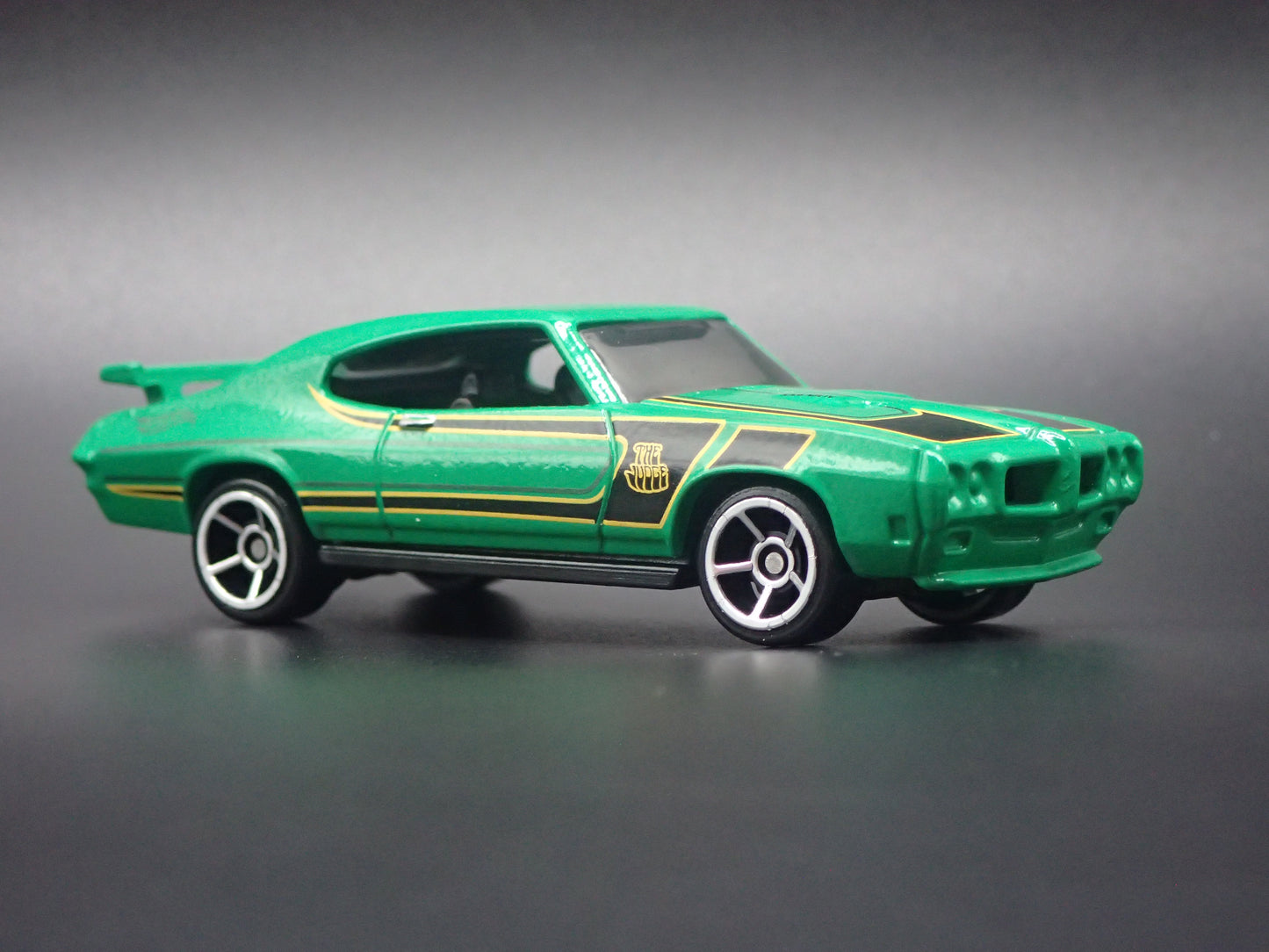 1970 70 PONTIAC GTO JUDGE GREEN 1/64 SCALE COLLECTIBLE DIORAMA DIECAST MODEL CAR