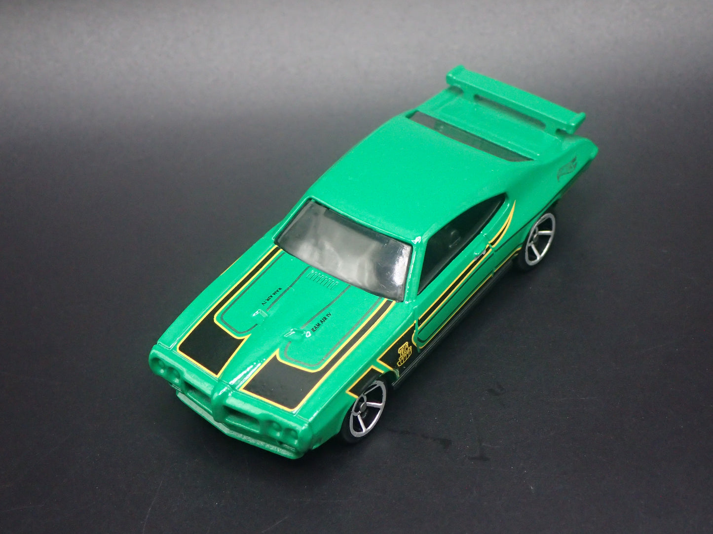 1970 70 PONTIAC GTO JUDGE GREEN 1/64 SCALE COLLECTIBLE DIORAMA DIECAST MODEL CAR