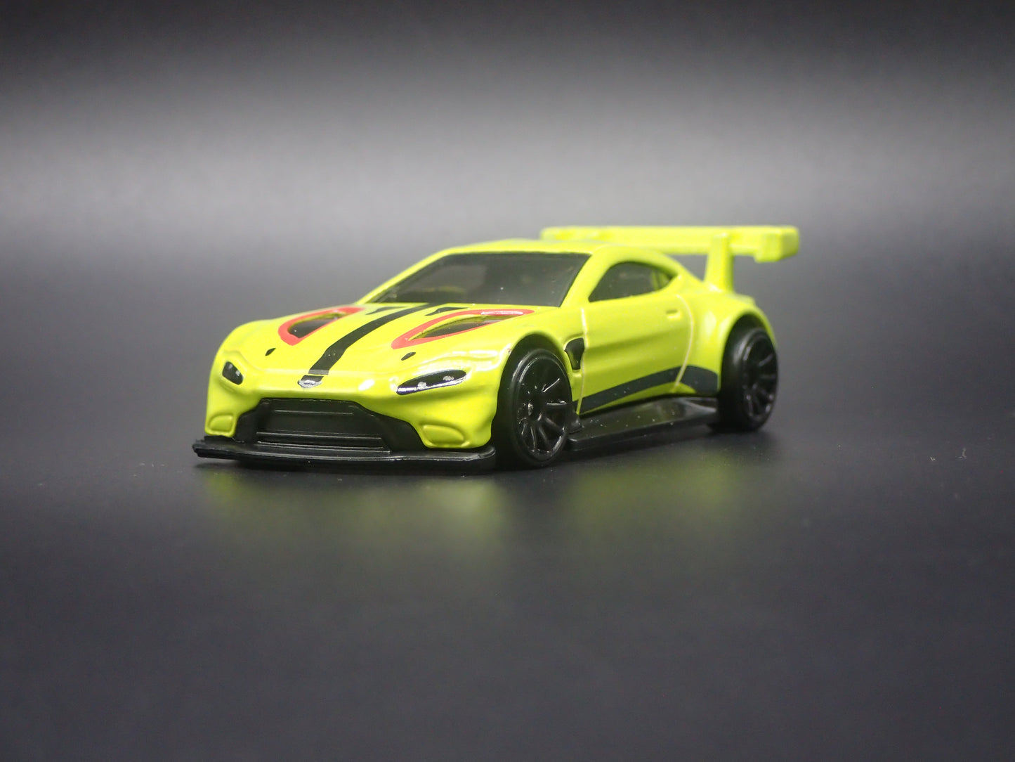 ASTON MARTIN VANTAGE GT3 RACING RACE TEAM 1/64 SCALE DIORAMA DIECAST MODEL CAR