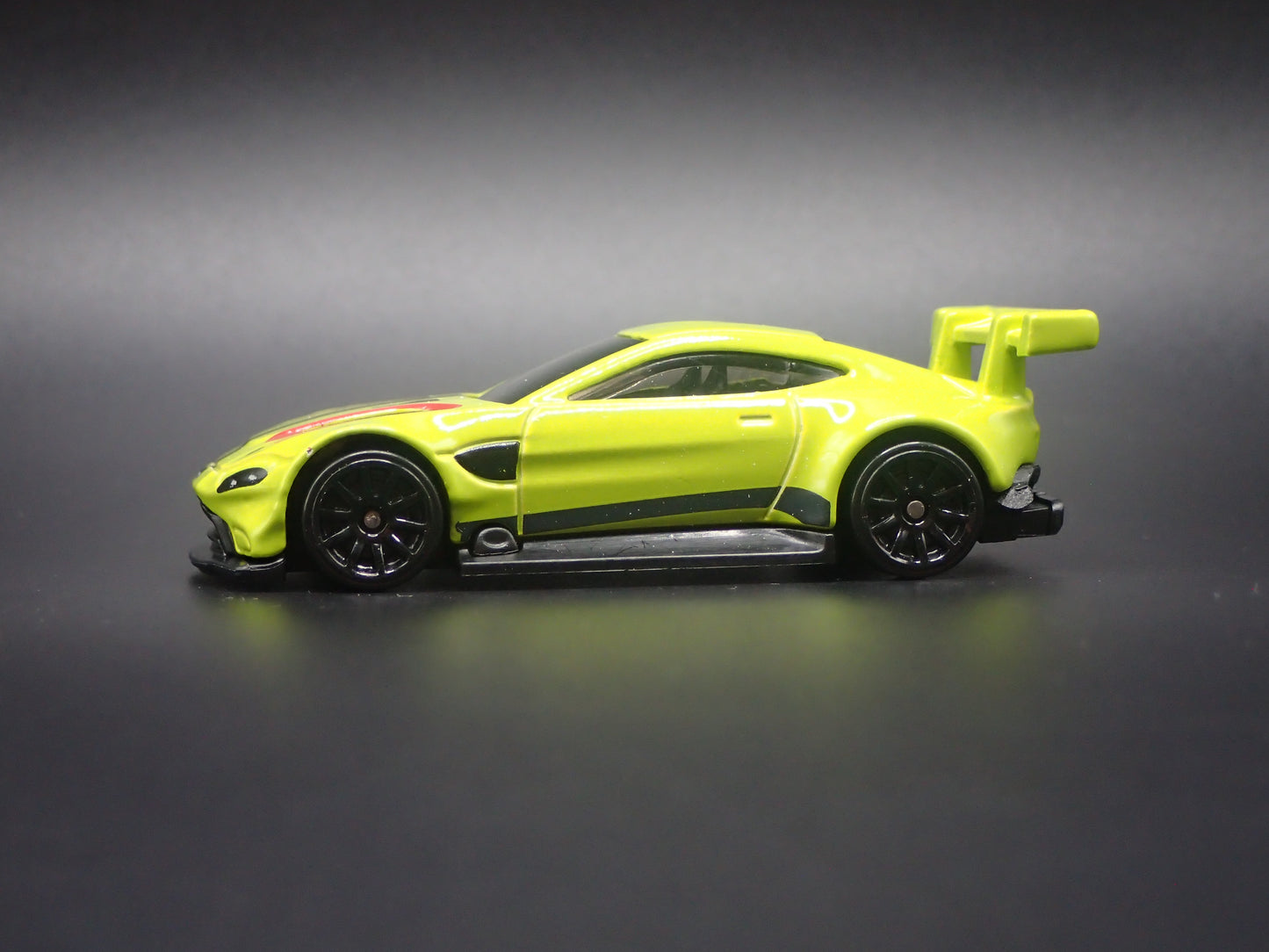 ASTON MARTIN VANTAGE GT3 RACING RACE TEAM 1/64 SCALE DIORAMA DIECAST MODEL CAR
