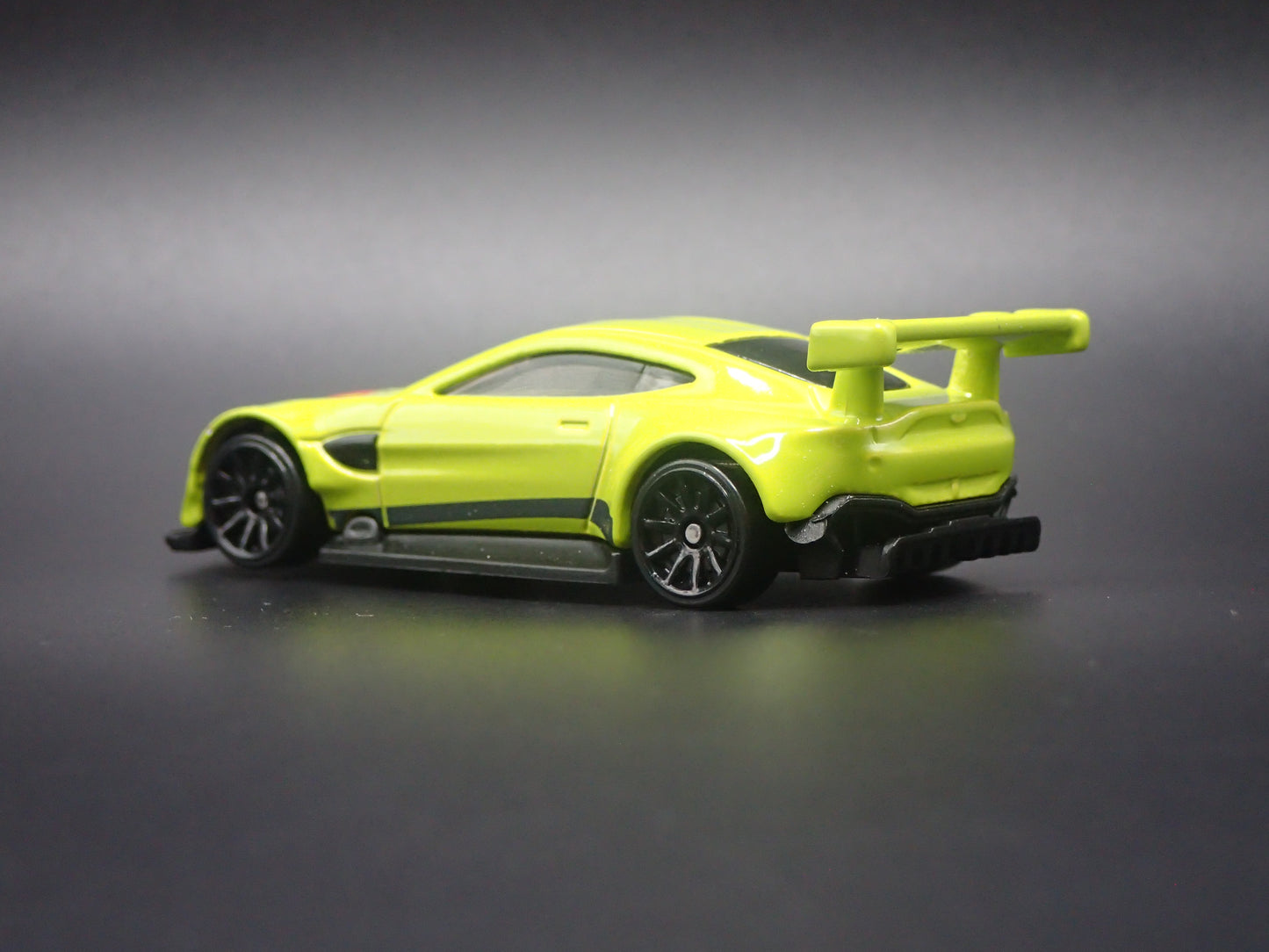 ASTON MARTIN VANTAGE GT3 RACING RACE TEAM 1/64 SCALE DIORAMA DIECAST MODEL CAR