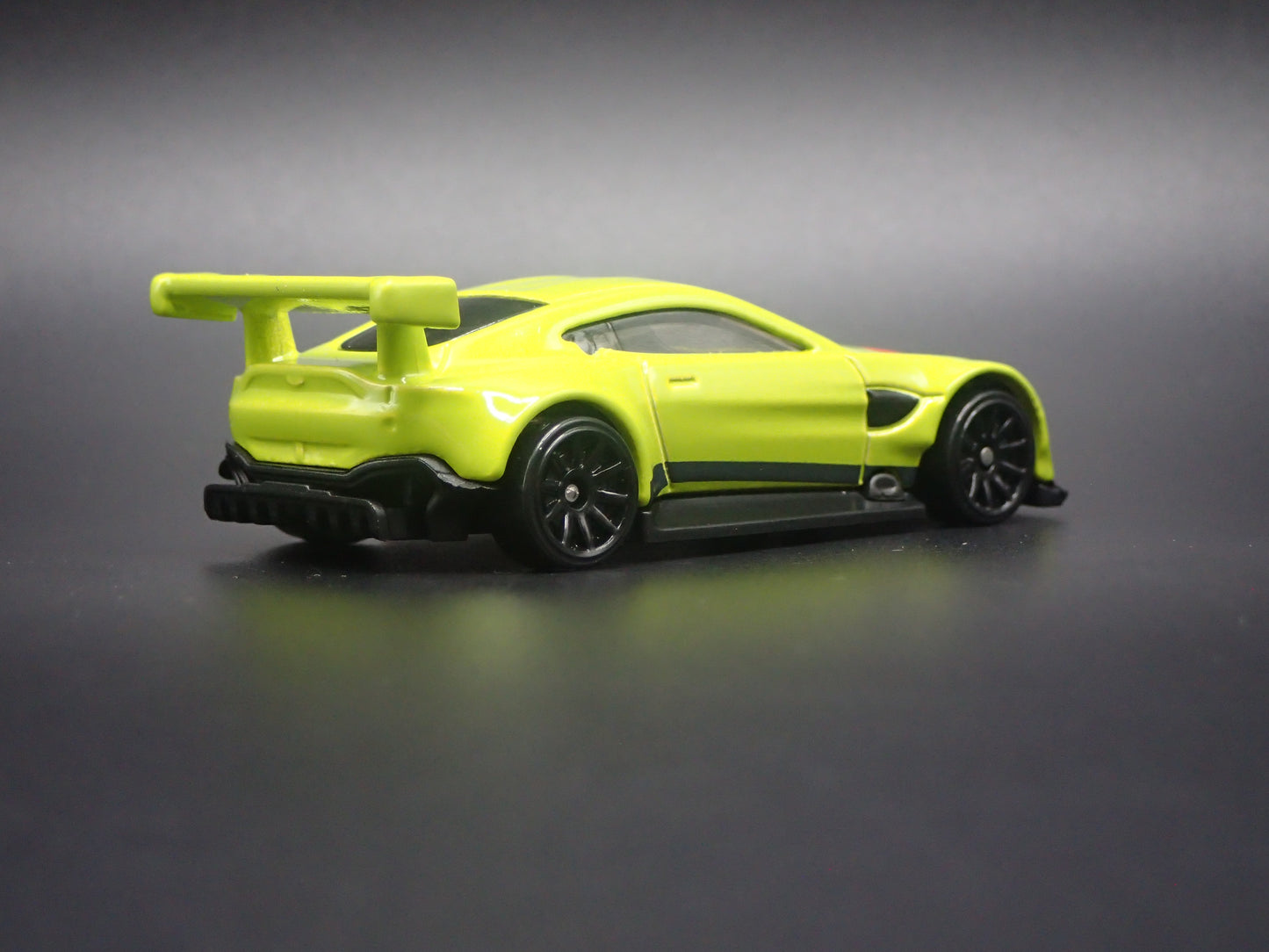 ASTON MARTIN VANTAGE GT3 RACING RACE TEAM 1/64 SCALE DIORAMA DIECAST MODEL CAR