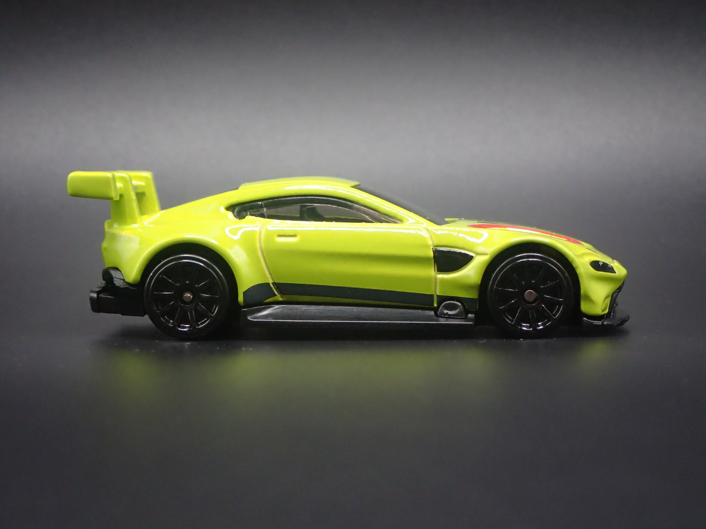 ASTON MARTIN VANTAGE GT3 RACING RACE TEAM 1/64 SCALE DIORAMA DIECAST MODEL CAR