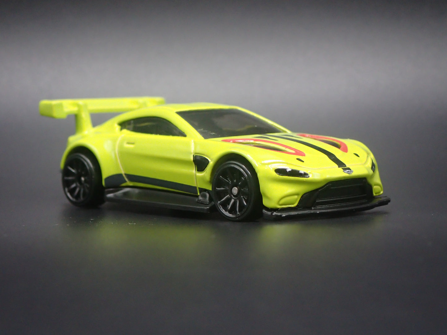 ASTON MARTIN VANTAGE GT3 RACING RACE TEAM 1/64 SCALE DIORAMA DIECAST MODEL CAR
