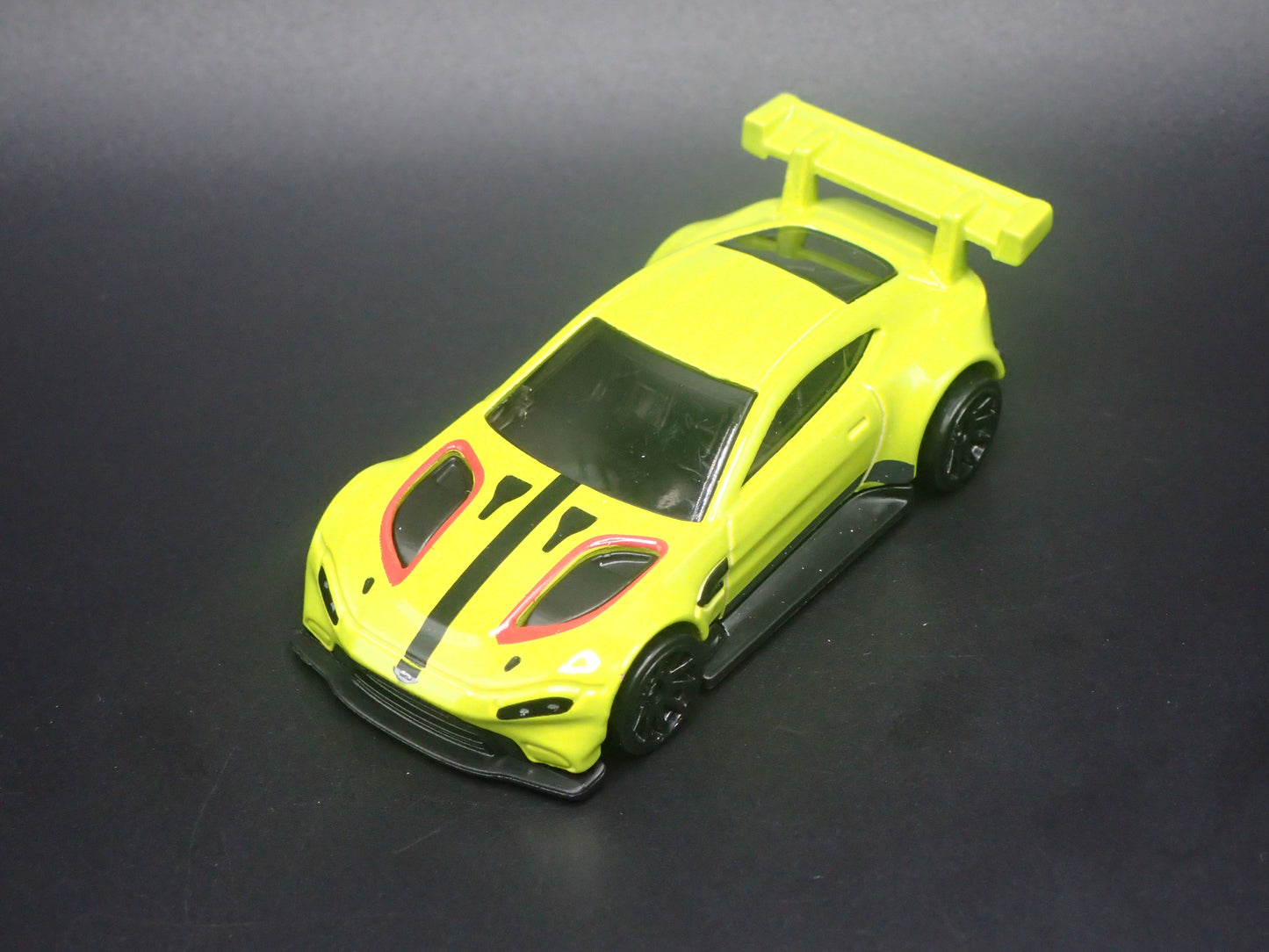 ASTON MARTIN VANTAGE GT3 RACING RACE TEAM 1/64 SCALE DIORAMA DIECAST MODEL CAR
