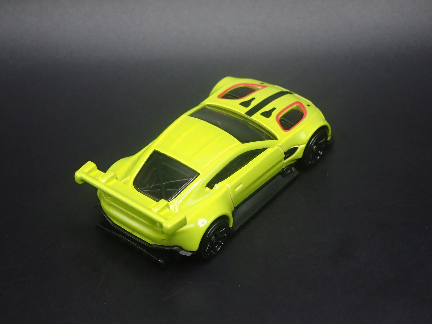 ASTON MARTIN VANTAGE GT3 RACING RACE TEAM 1/64 SCALE DIORAMA DIECAST MODEL CAR