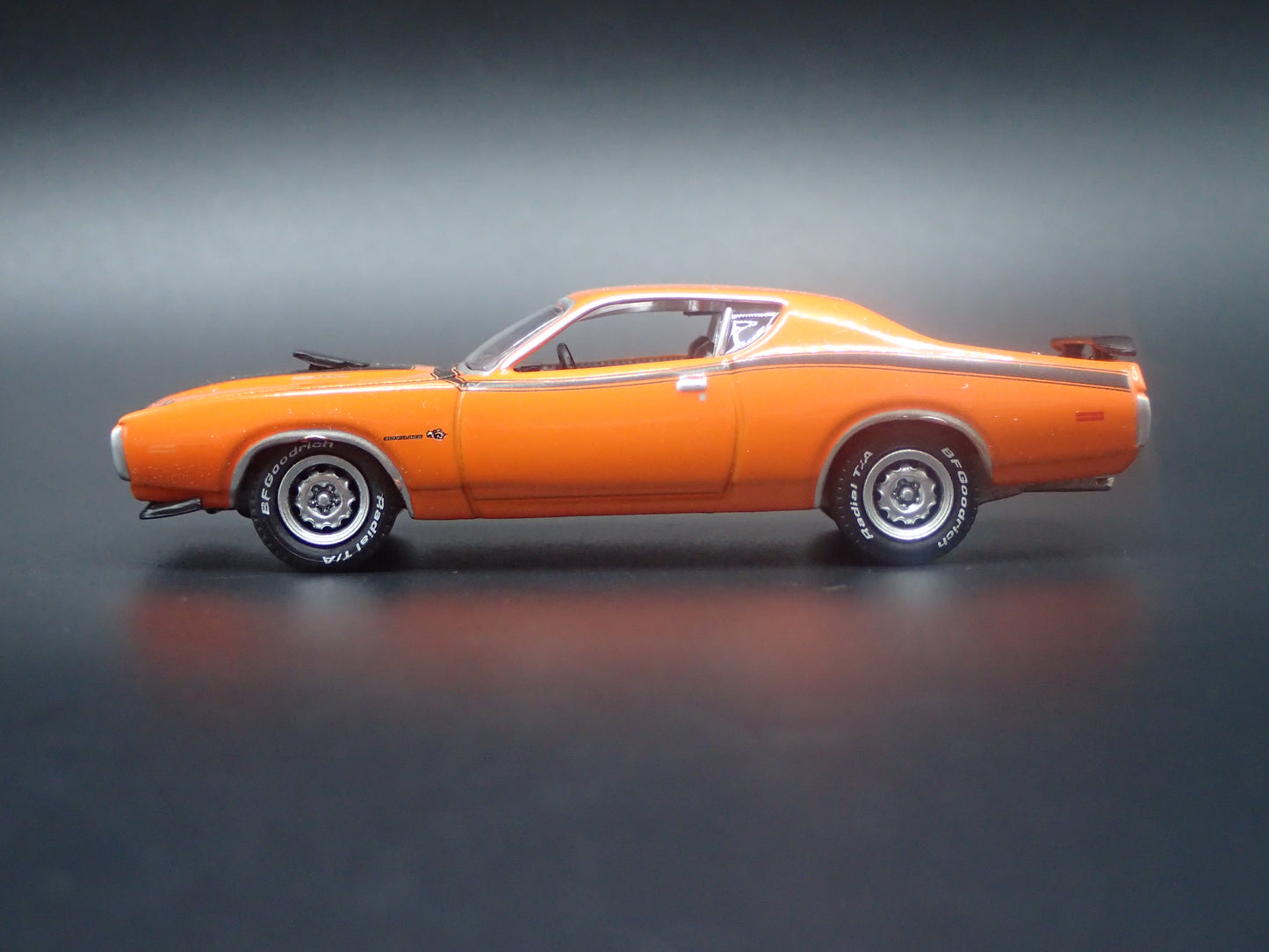 1971 71 DODGE CHARGER R/T ORANGE 1:64 SCALE COLLECTIBLE DIORAMA DIECAST MODEL CAR