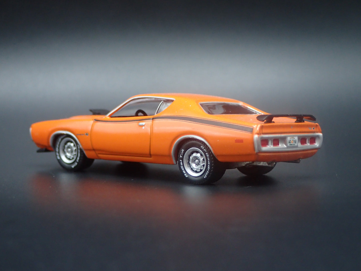 1971 71 DODGE CHARGER R/T ORANGE 1:64 SCALE COLLECTIBLE DIORAMA DIECAST MODEL CAR