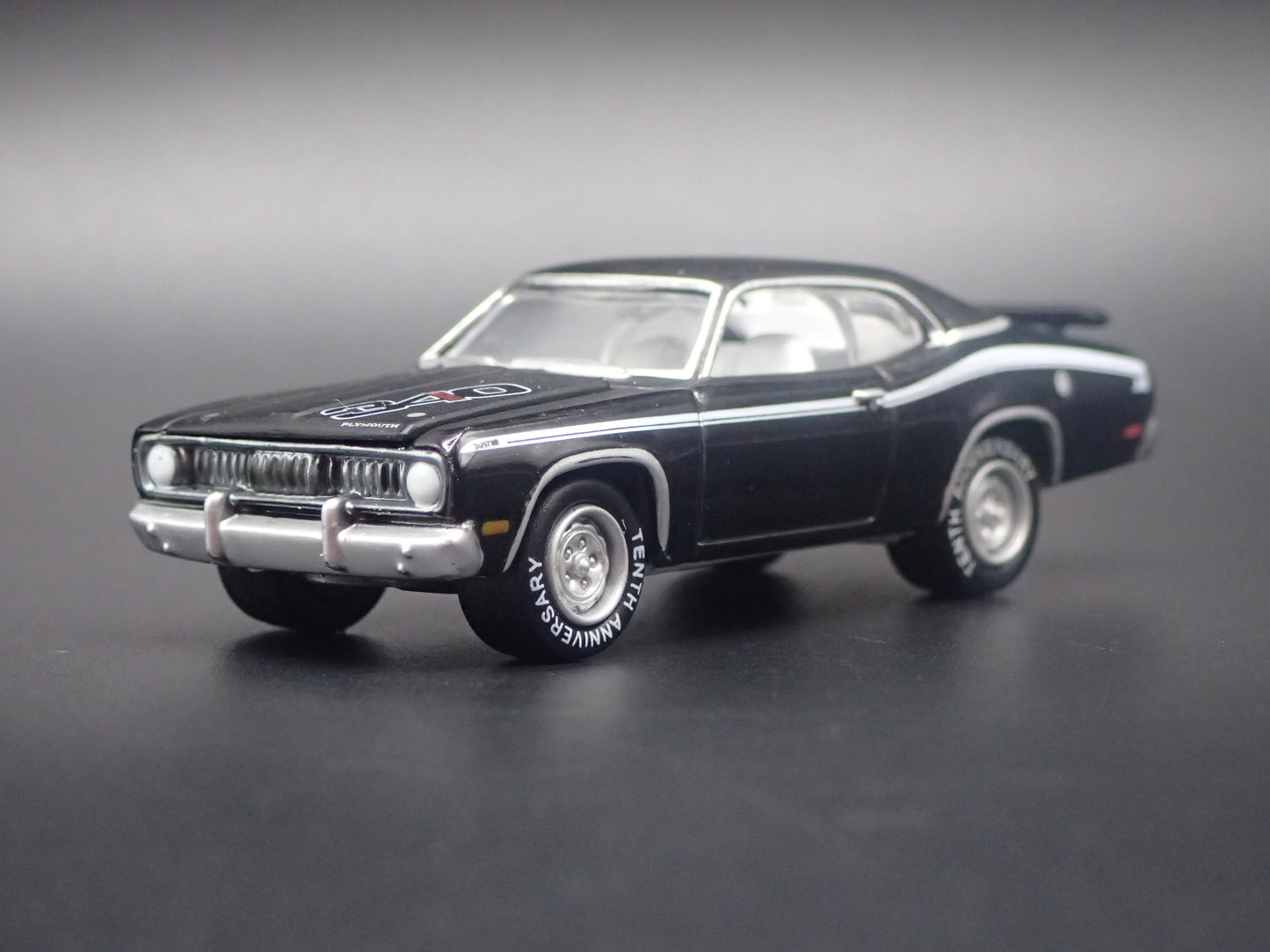 1971 71 PLYMOUTH DUSTER 1/64 SCALE COLLECTIBLE DIORAMA DIECAST MODEL CAR