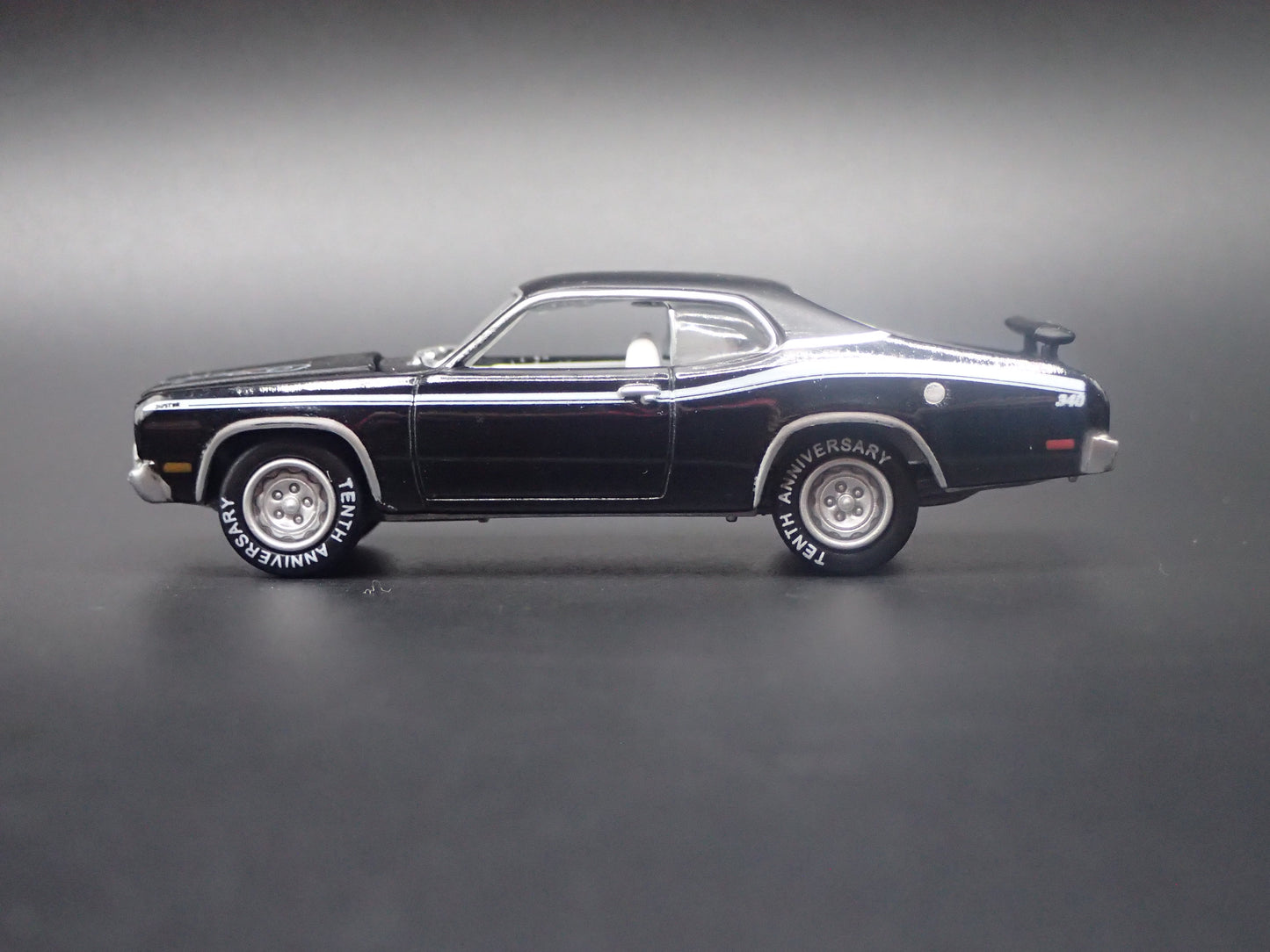 1971 71 PLYMOUTH DUSTER 1/64 SCALE COLLECTIBLE DIORAMA DIECAST MODEL CAR