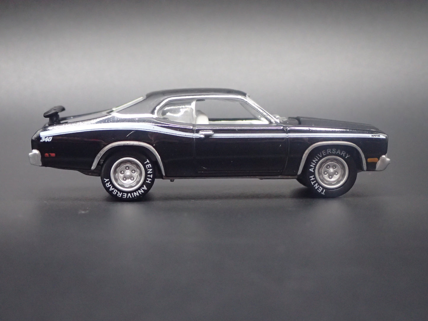 1971 71 PLYMOUTH DUSTER 1/64 SCALE COLLECTIBLE DIORAMA DIECAST MODEL CAR