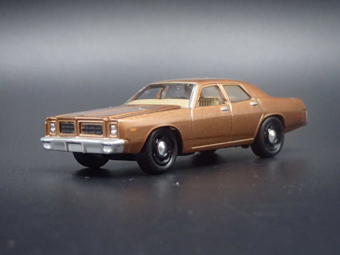 1977 77 DODGE MONACO 4 DOOR BROWN 1/64 SCALE DIORAMA DIECAST MODEL CAR