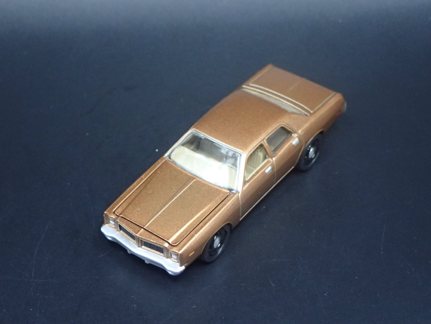 1977 77 DODGE MONACO 4 DOOR BROWN 1/64 SCALE DIORAMA DIECAST MODEL CAR