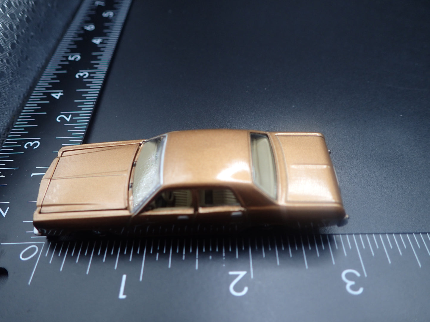 1977 77 DODGE MONACO 4 DOOR BROWN 1/64 SCALE DIORAMA DIECAST MODEL CAR