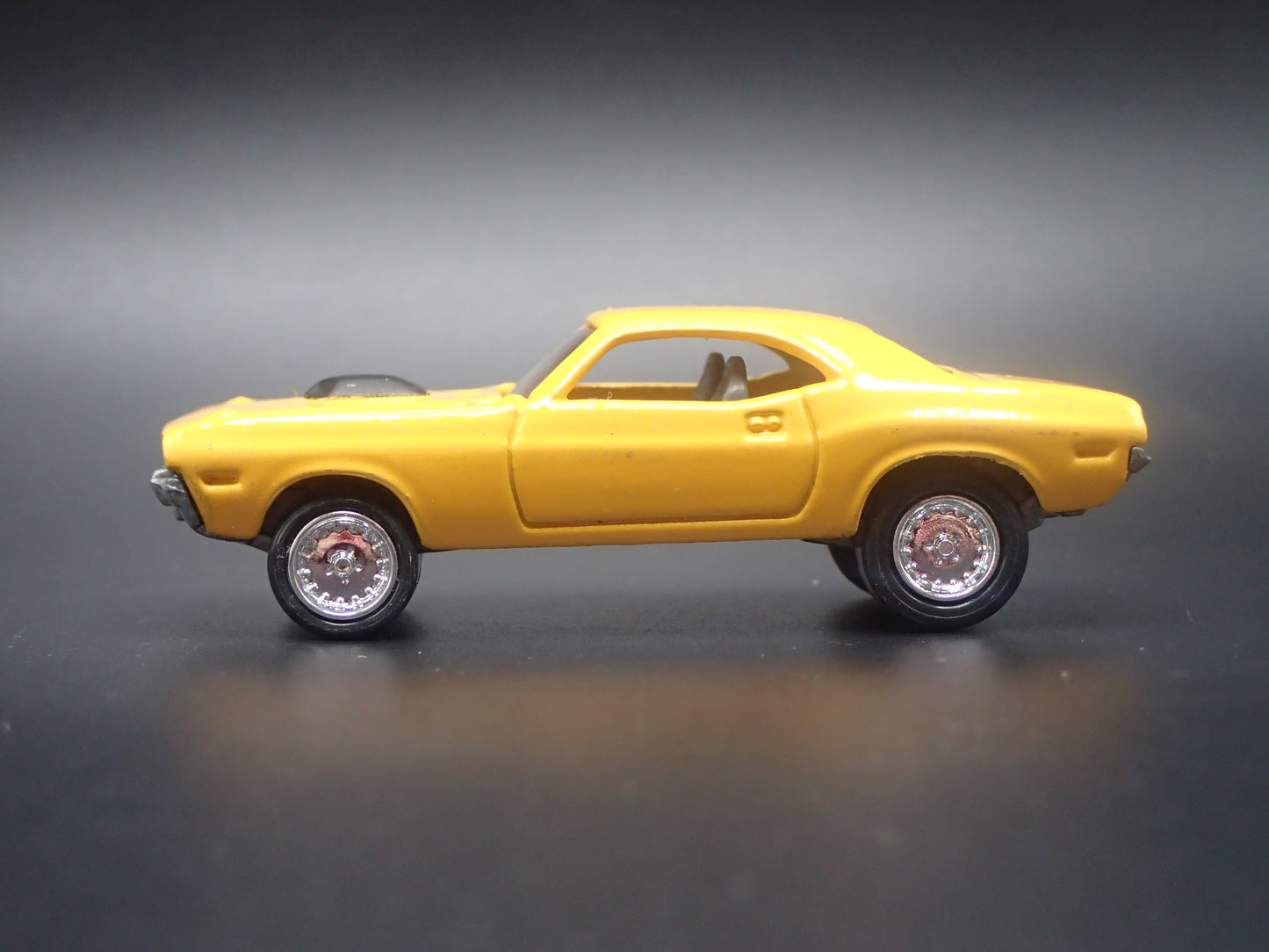 1970 70 DODGE CHALLENGER 1:64 SCALE COLLECTIBLE DIORAMA DIECAST MODEL CAR