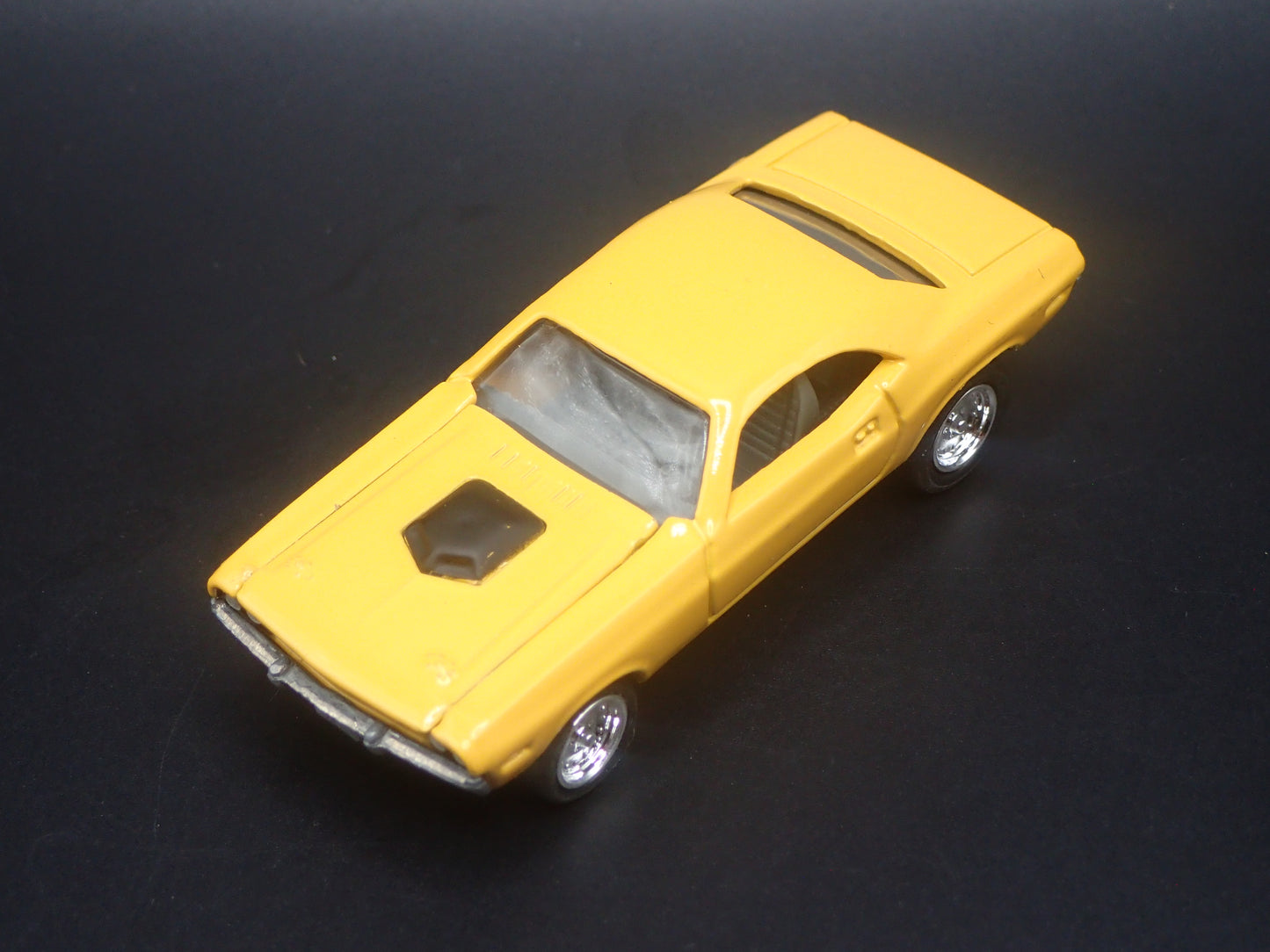 1970 70 DODGE CHALLENGER 1:64 SCALE COLLECTIBLE DIORAMA DIECAST MODEL CAR