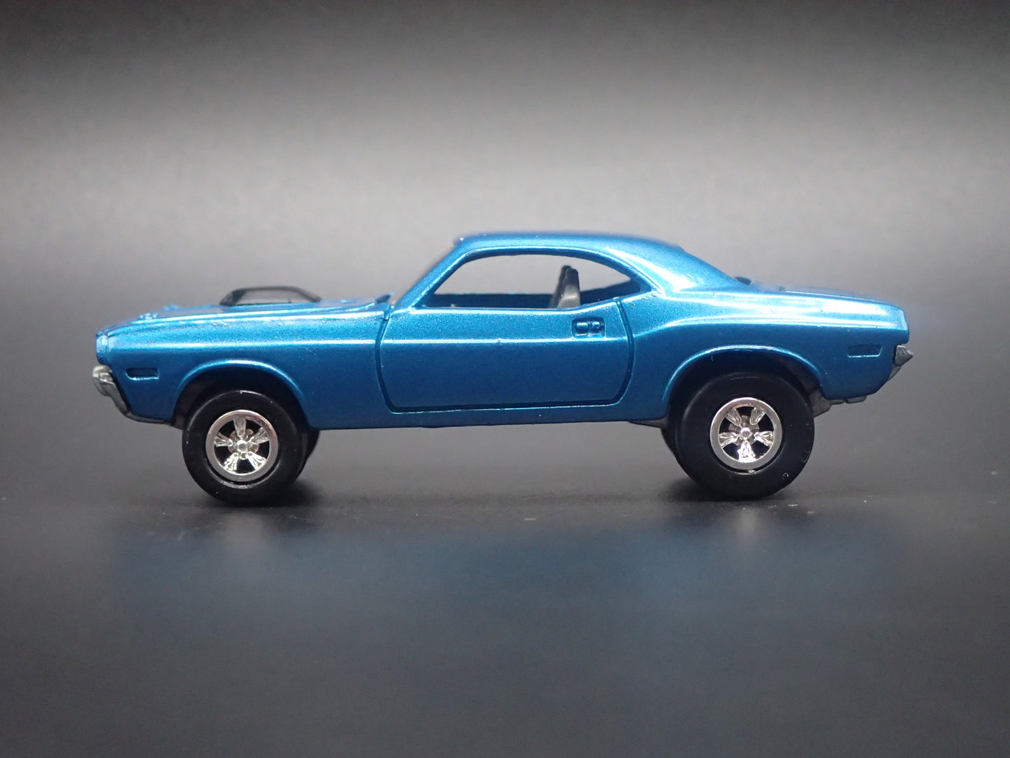 1970 70 DODGE CHALLENGER 1:64 SCALE COLLECTIBLE DIORAMA DIECAST MODEL CAR