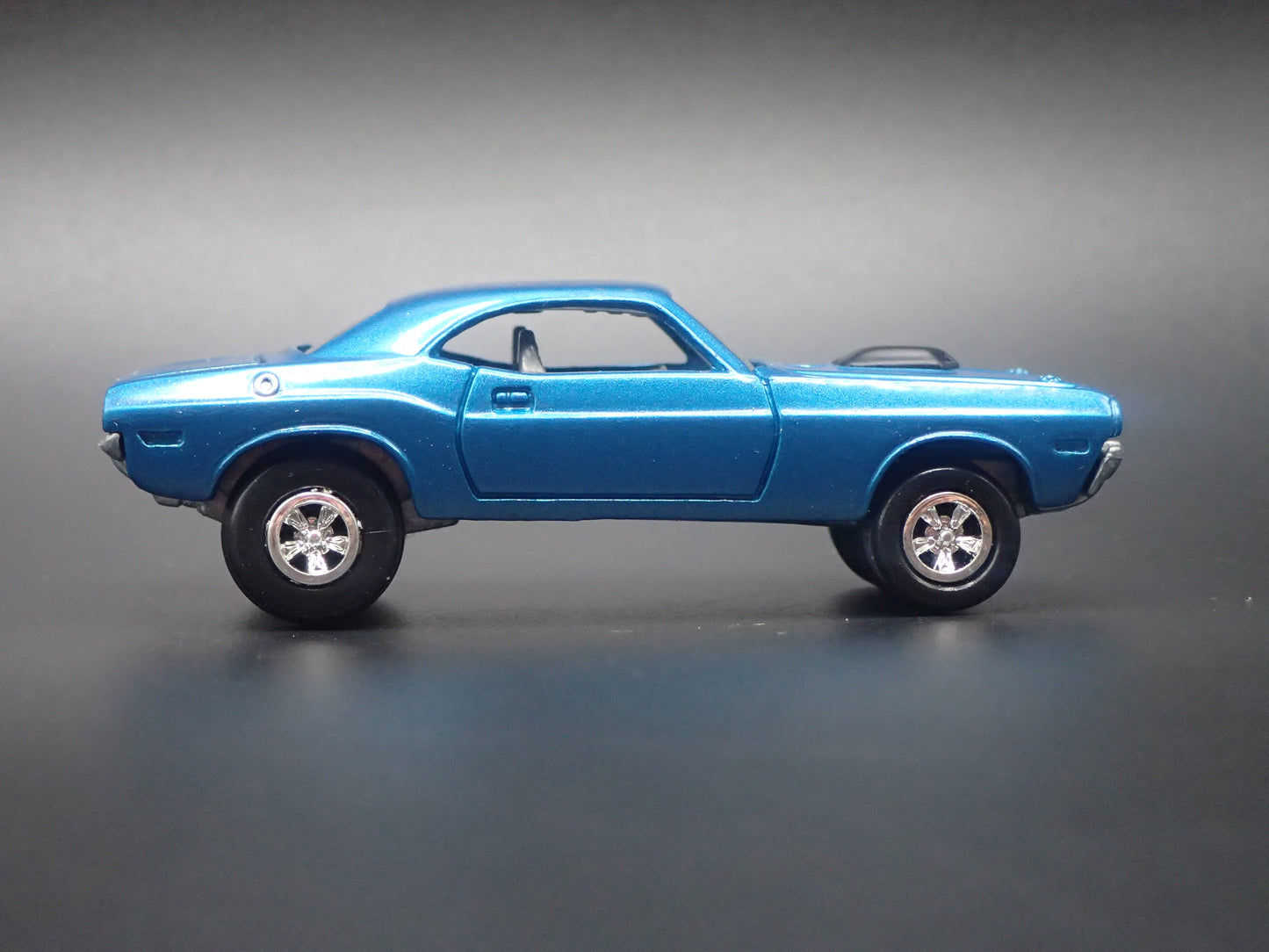 1970 70 DODGE CHALLENGER 1:64 SCALE COLLECTIBLE DIORAMA DIECAST MODEL CAR