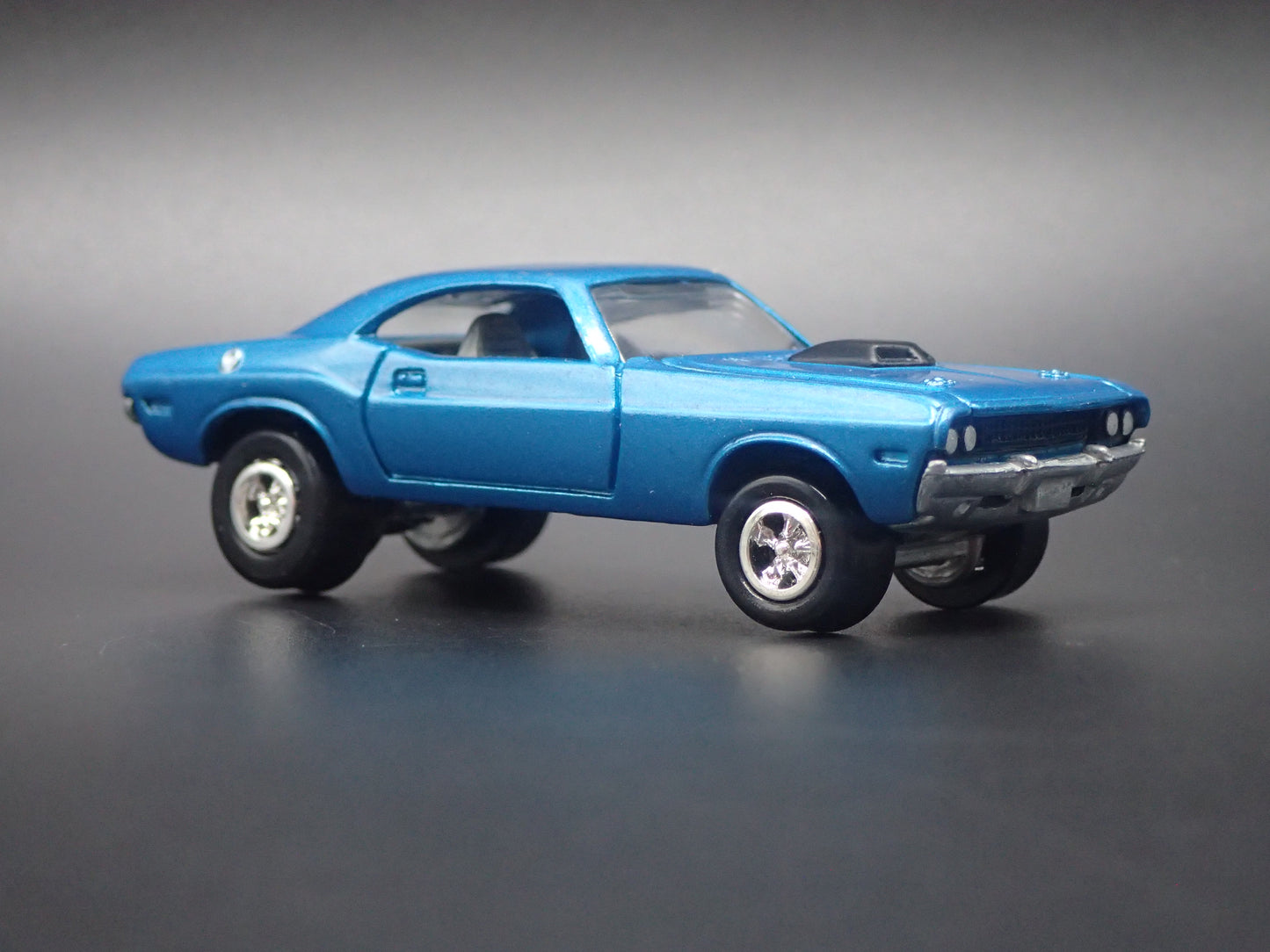 1970 70 DODGE CHALLENGER 1:64 SCALE COLLECTIBLE DIORAMA DIECAST MODEL CAR
