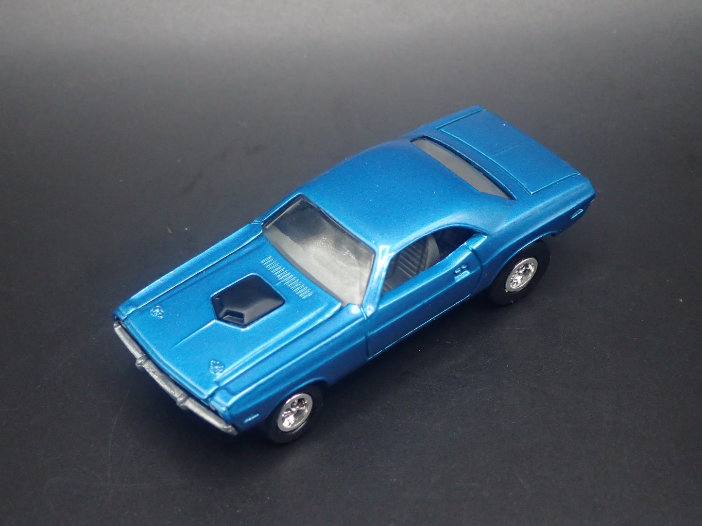 1970 70 DODGE CHALLENGER 1:64 SCALE COLLECTIBLE DIORAMA DIECAST MODEL CAR