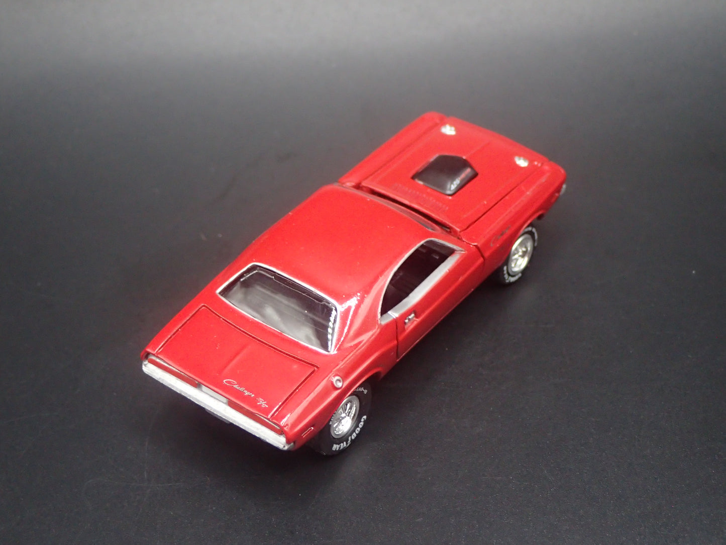 1970 70 DODGE CHALLENGER 1:64 SCALE COLLECTIBLE DIORAMA DIECAST MODEL CAR
