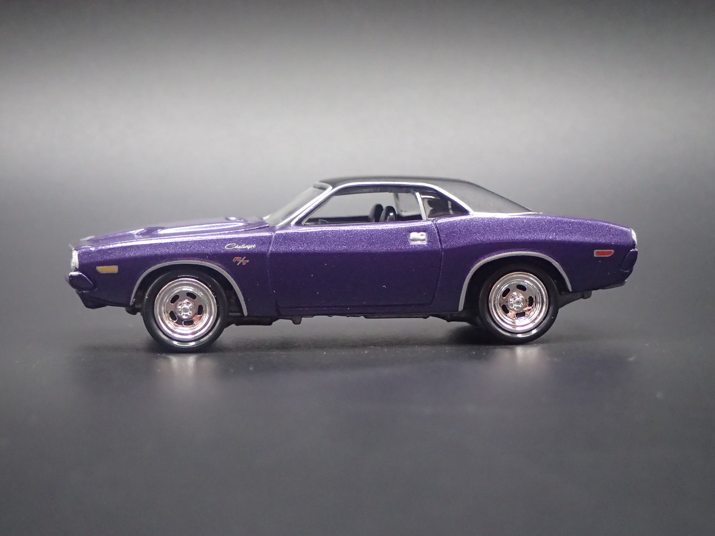 1971 71 DODGE CHALLENGER RT 1/64 SCALE COLLECTIBLE DIORAMA DIECAST MODEL CAR