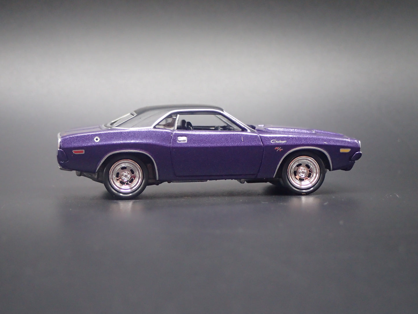 1971 71 DODGE CHALLENGER RT 1/64 SCALE COLLECTIBLE DIORAMA DIECAST MODEL CAR
