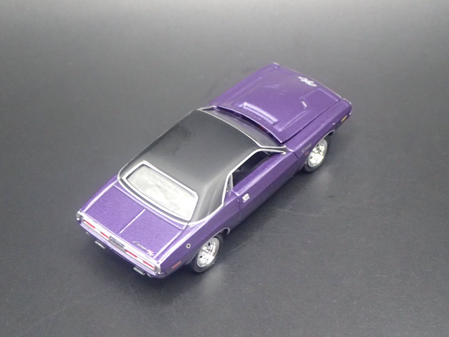 1971 71 DODGE CHALLENGER RT 1/64 SCALE COLLECTIBLE DIORAMA DIECAST MODEL CAR