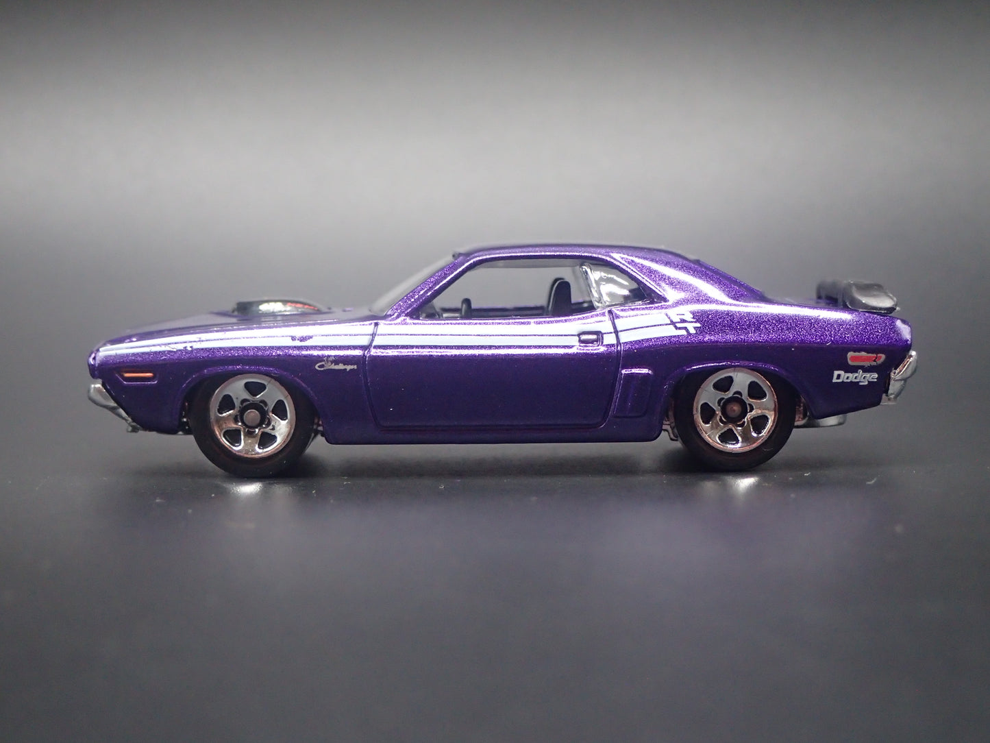 1971 71 DODGE CHALLENGER PURPLE 1:64 SCALE DIORAMA DIECAST MODEL CAR