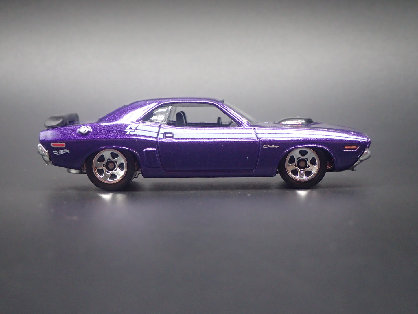 1971 71 DODGE CHALLENGER PURPLE 1:64 SCALE DIORAMA DIECAST MODEL CAR