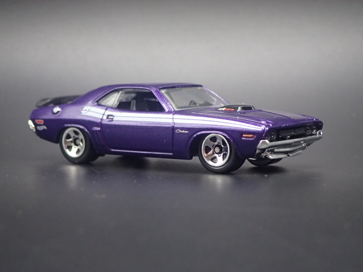 1971 71 DODGE CHALLENGER PURPLE 1:64 SCALE DIORAMA DIECAST MODEL CAR