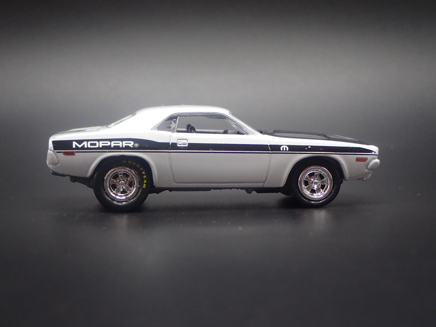 1970 70 DODGE CHALLENGER R/T RT SCHUMACHER 1:64 SCALE DIORAMA DIECAST MODEL CAR