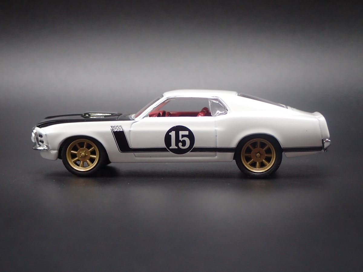 1970 70 FORD MUSTANG FASTBACK BOSS 302 1/64 SCALE DIORAMA DIECAST MODEL CAR