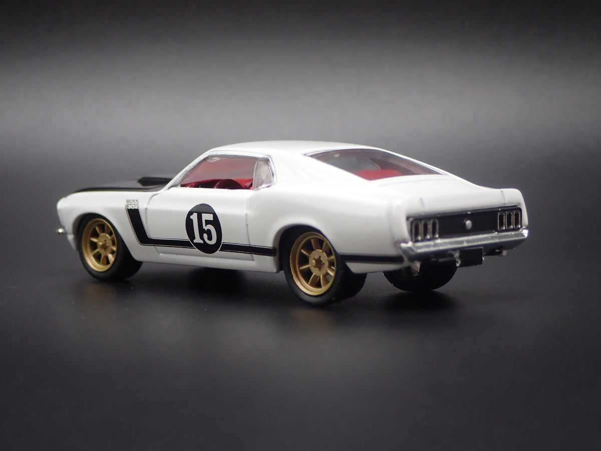 1970 70 FORD MUSTANG FASTBACK BOSS 302 1/64 SCALE DIORAMA DIECAST MODEL CAR