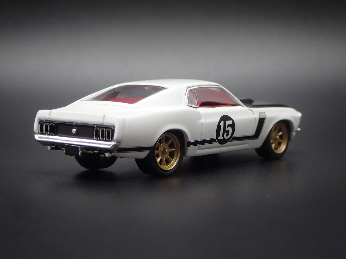 1970 70 FORD MUSTANG FASTBACK BOSS 302 1/64 SCALE DIORAMA DIECAST MODEL CAR