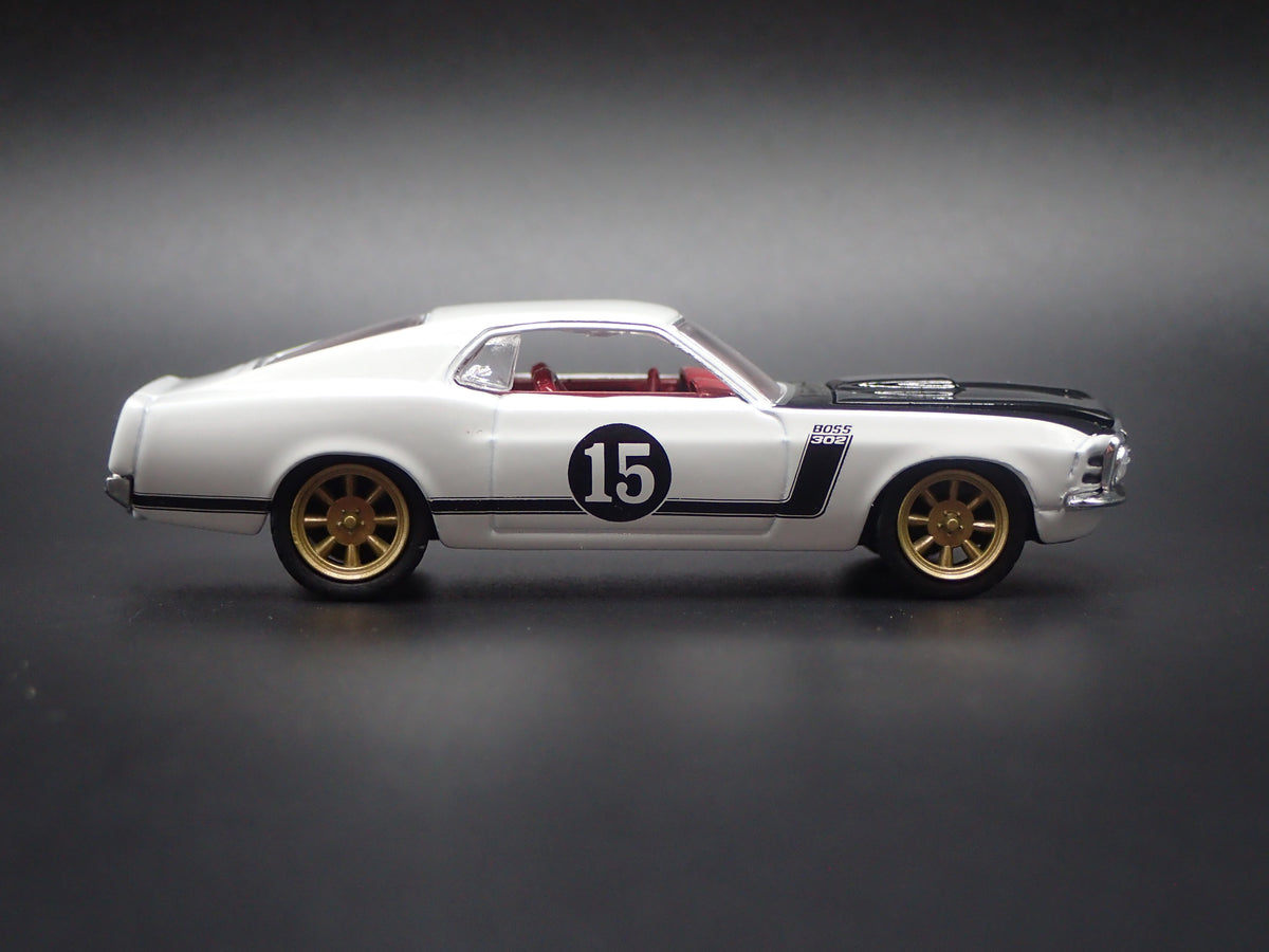 1970 70 FORD MUSTANG FASTBACK BOSS 302 1/64 SCALE DIORAMA DIECAST MODEL CAR