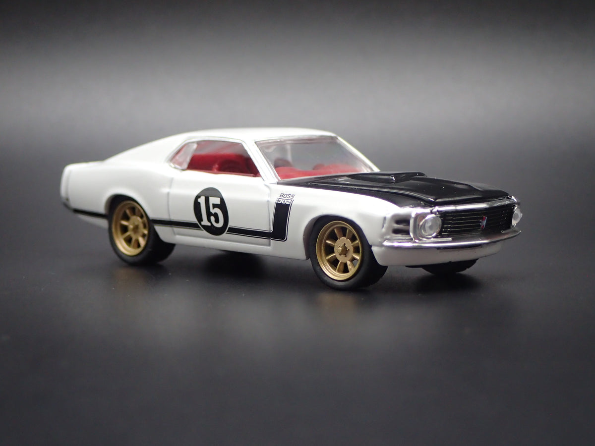 1970 70 FORD MUSTANG FASTBACK BOSS 302 1/64 SCALE DIORAMA DIECAST MODEL CAR
