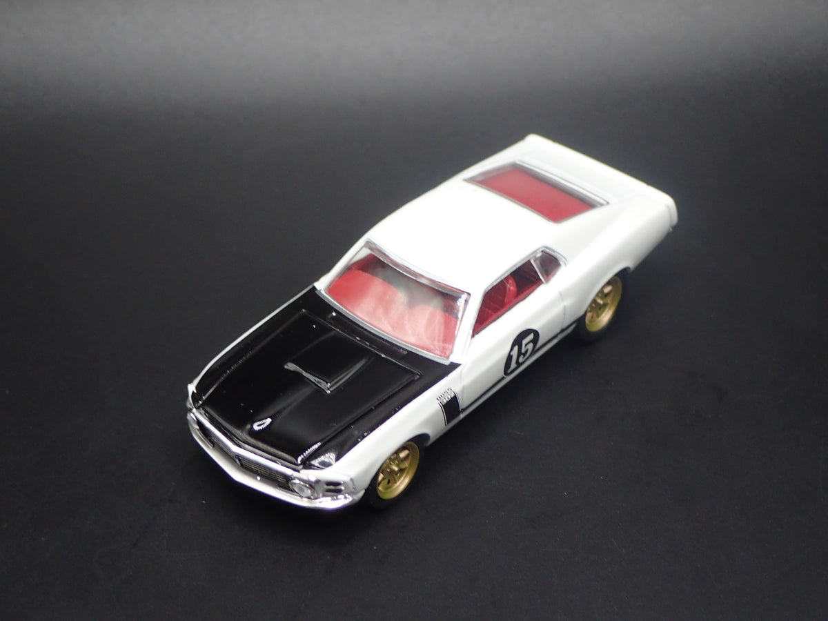 1970 70 FORD MUSTANG FASTBACK BOSS 302 1/64 SCALE DIORAMA DIECAST MODEL CAR