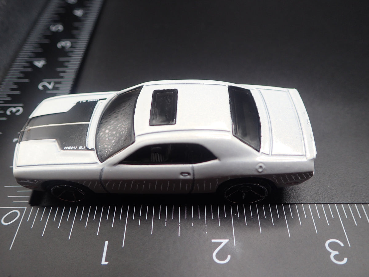 2008-2014 DODGE CHALLENGER SRT8 WHITE 1/64 SCALE DIORAMA DIECAST MODEL CAR