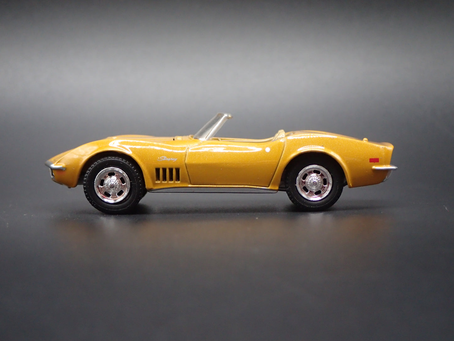 1972 72 CHEVY CHEVROLET CORVETTE CONVERTIBLE 1:64 SCALE DIORAMA DIECAST MODEL CAR