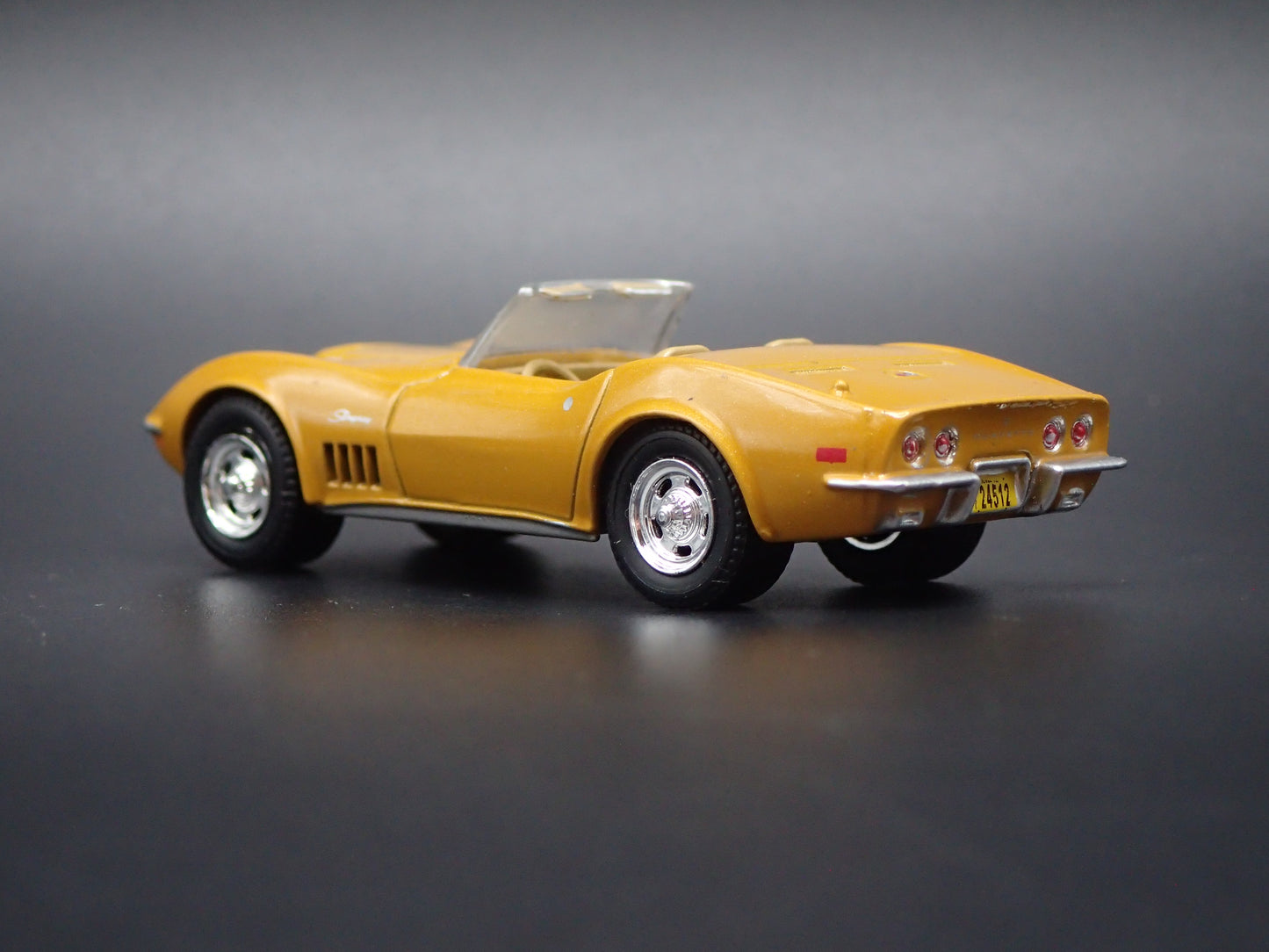 1972 72 CHEVY CHEVROLET CORVETTE CONVERTIBLE 1:64 SCALE DIORAMA DIECAST MODEL CAR